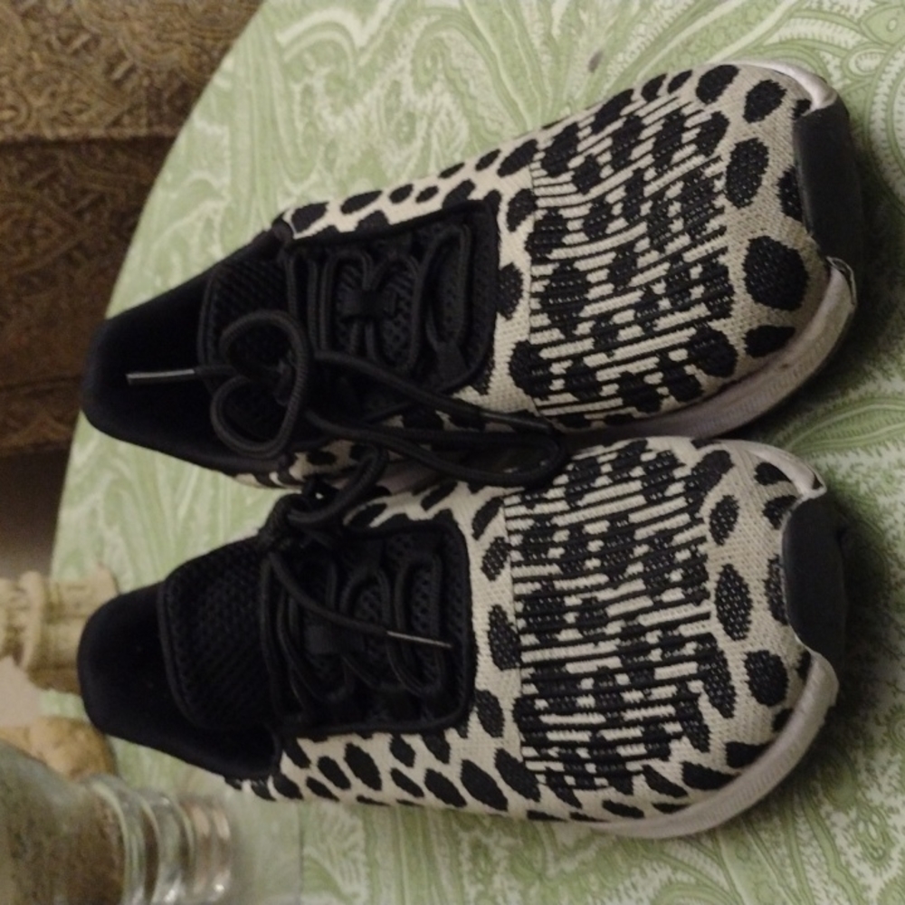 New balance size 10  with black polka dot accent and trim athletic sneakers